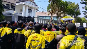 Ratusan pengemudi ojek online (ojol) Maxim roda dua menggelar aksi demonstrasi di depan Gedung DPRD Kota Sukabumi, Rabu (16/9/2026). (Sumber Foto: SU/Asep Awaludin)