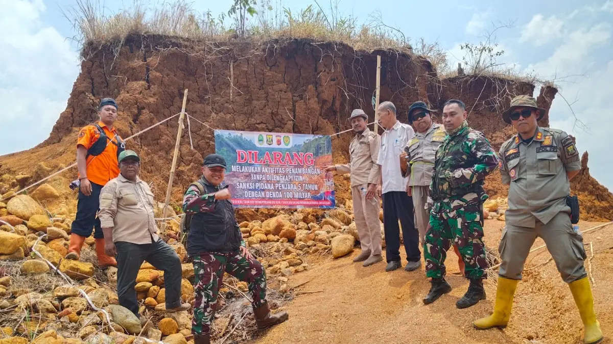 Forkopimcam Lengkong bersama Kepala Desa Lengkong melakukan pengecekan lokasi yang diduga menjadi tempat pertambangan tanpa izin (PETI) di kawasan Leuwi Ci Pangawaren, Kecamatan Lengkong, Kabupaten Sukabumi.