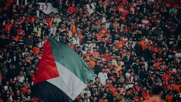 The Jakmania saat menyaksikan laga Persija vs Persib di SUGBK. (Sumber: Instagram/@satriamuda)