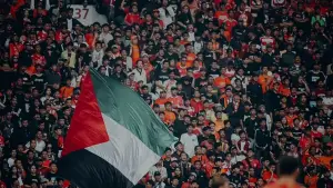 The Jakmania saat menyaksikan laga Persija vs Persib di SUGBK. (Sumber: Instagram/@satriamuda)