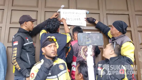 Ojol Maxim Sukabumi saat melakukan penyegelan kantor Maxim di Jalan Nyomplong, Warudoyong, Kota Sukabumi. Rabu (16/9/2026). (Sumber Foto: SU/Asep Awaludin)