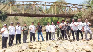 Camat Kalibunder bersama Kepala Desa Bojong, Polsek Kalibunder, Koramil Jampangkulon dan perusahaan cek lokasi sumur bor di Kampung Cikadu, Desa Bojong, Kecamatan Kalibunder, Kabupaten Sukabumi. (Sumber: sukabumiupdate)