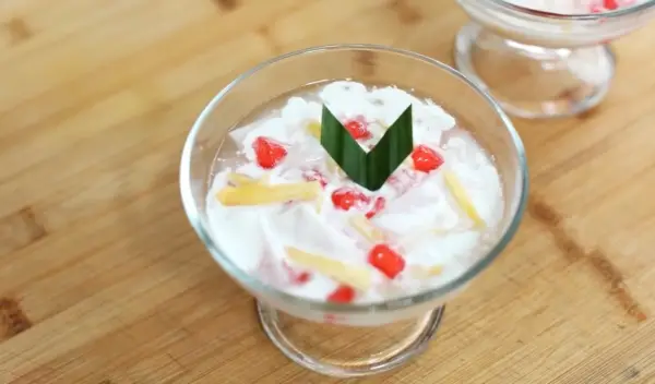 Resep Es Merah Delima Khas Thailand, Manis Menyegarkan Cocok di Cuaca Panas (Sumber : Youtube | Devina Hermawan)