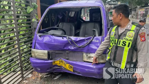 Kondisi angkot yang terlibat kecelakaan adu banteng dengan motor di Nyangkowek, Kecamatan Cicurug, Kabupaten Sukabumi, Rabu (16/9/2026) pagi. (Sumber Foto: Dok. Satlantas Polres Sukabumi)