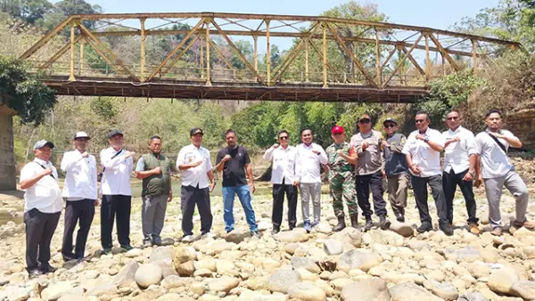 Camat Kalibunder bersama Kades Bojong, unsur Polsek Kalibunder, Koramil Jampangkulon-pihak perusahaan di lokasi rencana sumur bor di Kampung Cikadu, Desa Bojong, Kecamatan Kalibunder, Kabupaten Sukabumi. (Sumber : Istimewa.)
