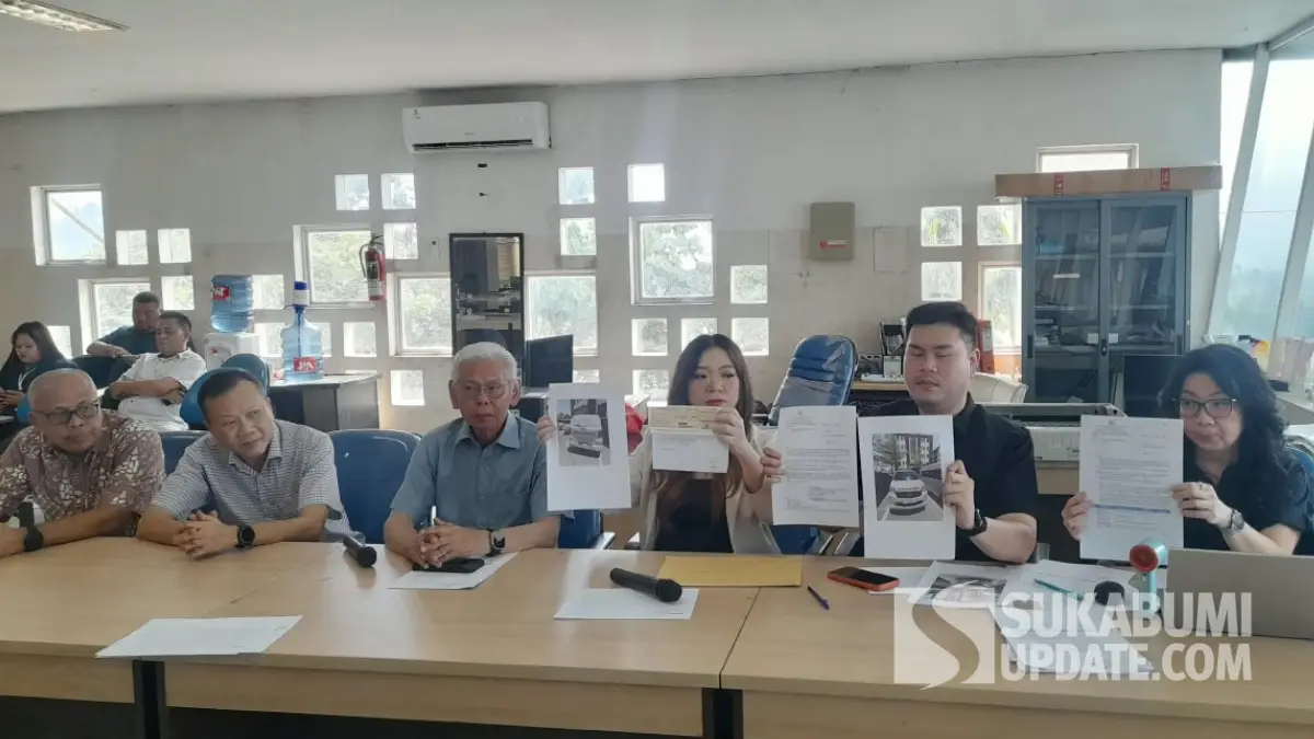 Kuasa hukum PT Restu Mahkota Karya (RMK), Alice Yuniati Elia, saat memberikan keterangan terkait laporan dugaan penipuan dan penggelapan 13 unit mobil Suzuki APV yang disebut telah dijadikan ambulans,