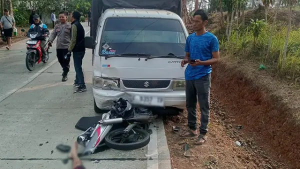 TKP kecelakaan sepeda motor Suzuki Satria FU vs mobil Suzuki ST 150 Pick Up di Jalan Raya Sagaranten, Kampung Cibadak Pasir Bitung, Desa Sagaranten, Kecamatan Sagaranten, Kabupaten Sukabumi, Rabu (16/9/2026). (Sumber : Istimewa.)