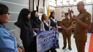 Wali Kota Ayep Zaki melepas empat Pekerja Migran Indonesia (PMI) asal Kota Sukabumi yang akan bertolak ke Montenegro. (Sumber: dokpim)