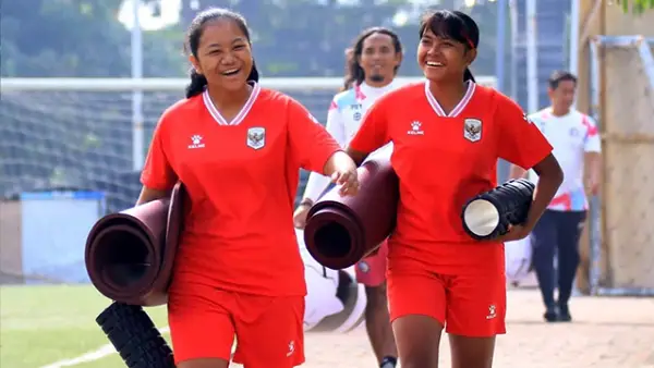 Khansa Nisa Arrosid (Kiri), pesepak bola muda asal Kampung Nanggerang, Desa Nanggerang, Kecamatan Cicurug, Kabupaten Sukabumi. (Sumber : dok nisa)