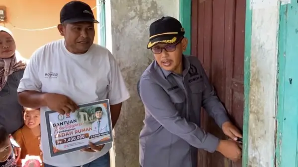 Pembina BSM Sukabumi Raya, Yusuf Maulana, menghadiri program bedah rumah di Desa Cijurey, Kecamatan Gegerbitung, Kabupaten Sukabumi. | Foto: Istimewa