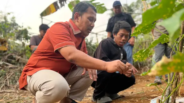 Yusuf Maulana, Anggota DPRD Provinsi Jawa Barat dari Fraksi PKS, bersama Nurjaman, warga Kampung Baru RT 06/01 Desa Panumbangan, Kecamatan Jampangtengah, Kabupaten Sukabumi. | Foto: Istimewa