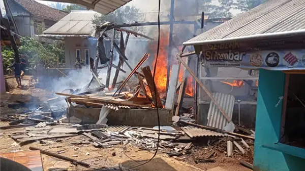 Rumah milik pasangan suami istri Komar (61) dan Komsih (56) di Kampung Cijambe, Desa Nangerang, Kecamatan Jampangtengah, Kabupaten Sukabumi, yang terbakar, Kamis (17/9/2026). (Sumber : Istimewa.)