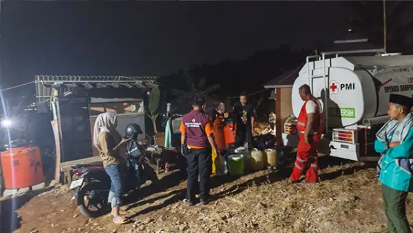 Distribusi 5.000 liter air bersih kepada warga Kampung Panenjoan, Desa Tenjojaya, Kecamatan Cibadak, Kamis (17/9/2026). Bantuan diberikan karena sumur warga masih mengering meski hujan sempat turun. (Sumber : Istimewa.)