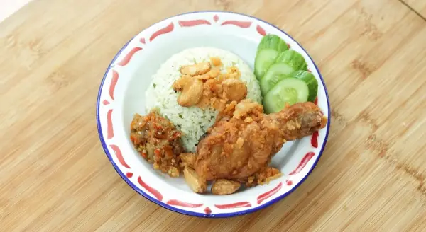 Resep Ayam Goreng Bawang Putih dan Nasi Daun Jeruk, Wangi dan Renyah yang Menggoda (Sumber : Youtube | Devina Hermawan)