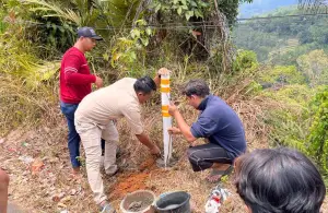 Pemasangan reflektor jalan bantuan mahasiswa KKN Nusa Putra di Desa Cikarae Thoyyibah. (Sumber Foto: Istimewa)