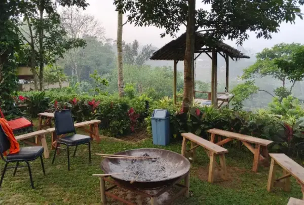 Tempat camping di kawasan Nagrak, Sukabumi yang bisa dijadikan destinasi wisata saat menikmati libur akhir pekan. (Sumber : Gmaps/Widya Halimah)