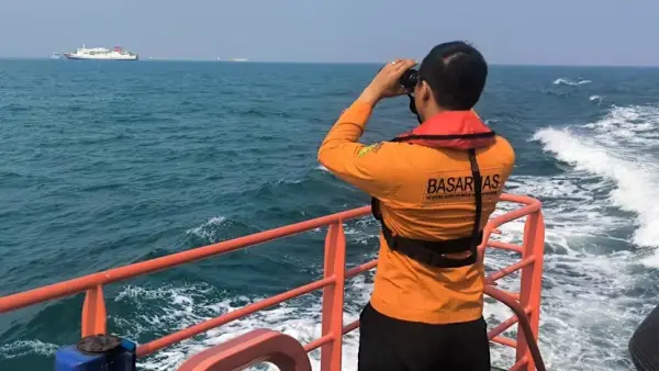 Tim SAR saat melakukan pencarian terhadap lima jurnalis dan 3 kru kapal yang hilang di sekitar Perairan Selat Sunda saat meliput erupsi Gunung Anak Krakatau. (Sumber Foto: Dok. Basarnas Banten)