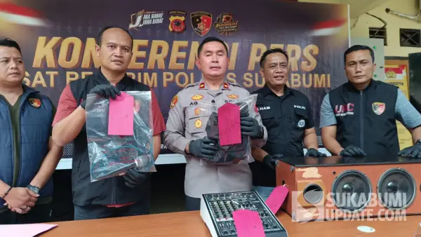Wakapolres Sukabumi beserta Satreskrim saat menunjukan barang bukti kasus pelecehan Sekdishub Kabupaten Sukabumi. (Sumber Foto: SU/Ilyas)