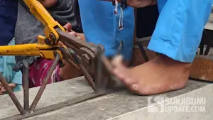 Petugas Damkar saat memotong besi pagar yang menancap di jempol kaki bocah 9 tahun di Cibadak Sukabumi. (Sumber Foto: Istimewa)