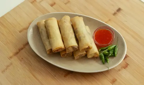 Resep Lumpia Goreng Ayam Jamur, Hidangan Garing Renyah Buat Akhir Pekan (Sumber : Youtube | Devina Hermawan)