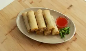 Resep Lumpia Goreng Ayam Jamur, Hidangan Garing Renyah Buat Akhir Pekan (Sumber : Youtube | Devina Hermawan)