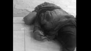 Perempuan ODGJ menangis histeris di rumah warga Waluran Sukabumi (Sumber: dok warga)
