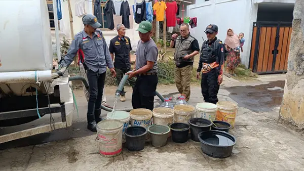 Distribusi penyaluran air bersih di wilayah Desa Cisarua, Kecamatan Nagrak, Kabupaten Sukabumi, Jumat (18/9/2026). (Sumber : Istimewa.)