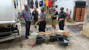 Distribusi penyaluran air bersih di wilayah Desa Cisarua, Kecamatan Nagrak, Kabupaten Sukabumi, Jumat (18/9/2026). (Sumber : Istimewa.)