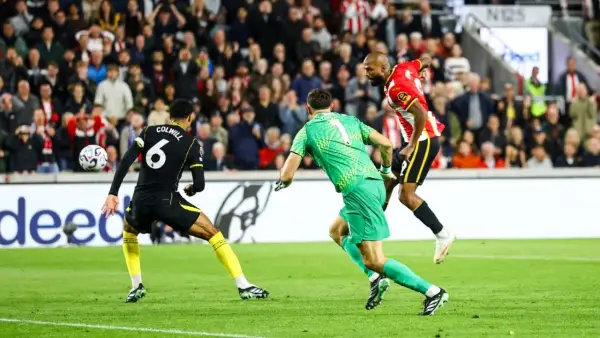 Aksi Igor Thiago saat mencetak gol untuk Brentford ke gawang Chelsea di Liga Inggris 2026/2027. (Sumber: web/brentfordfc.com)