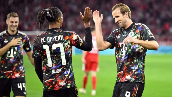 Aksi Michael Olise dan Harry Kane setelah membawa Bayern Munchen raih kemenangan di Bundesliga. (Sumber: web/reuteus.com)