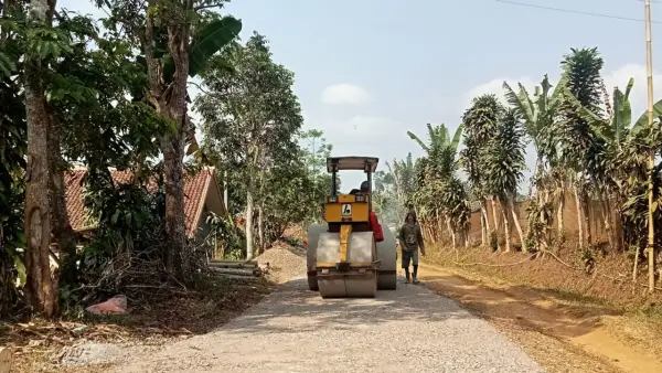 Perbaikan Jalan Nyalindung-Muara oleh Dinas PU Kabupaten Sukabumi. (Sumber: Istimewa)