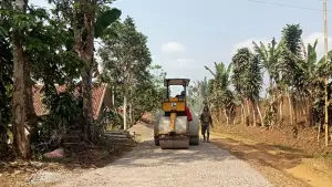 Perbaikan Jalan Nyalindung-Muara oleh Dinas PU Kabupaten Sukabumi. (Sumber: Istimewa)