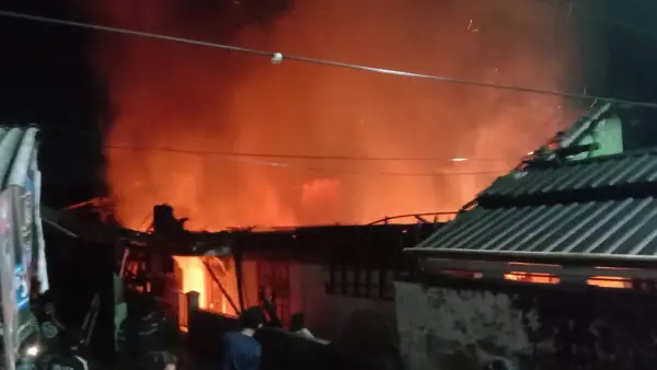4 Rumah di Cibadak, Sukabumi terbakar dini hari. (Sumber: Istimewa)