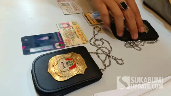 Lencana bertuliskan KPK milik terduga pelaku yang disita Polisi. (Sumber: SU/Ilyas Supendi)