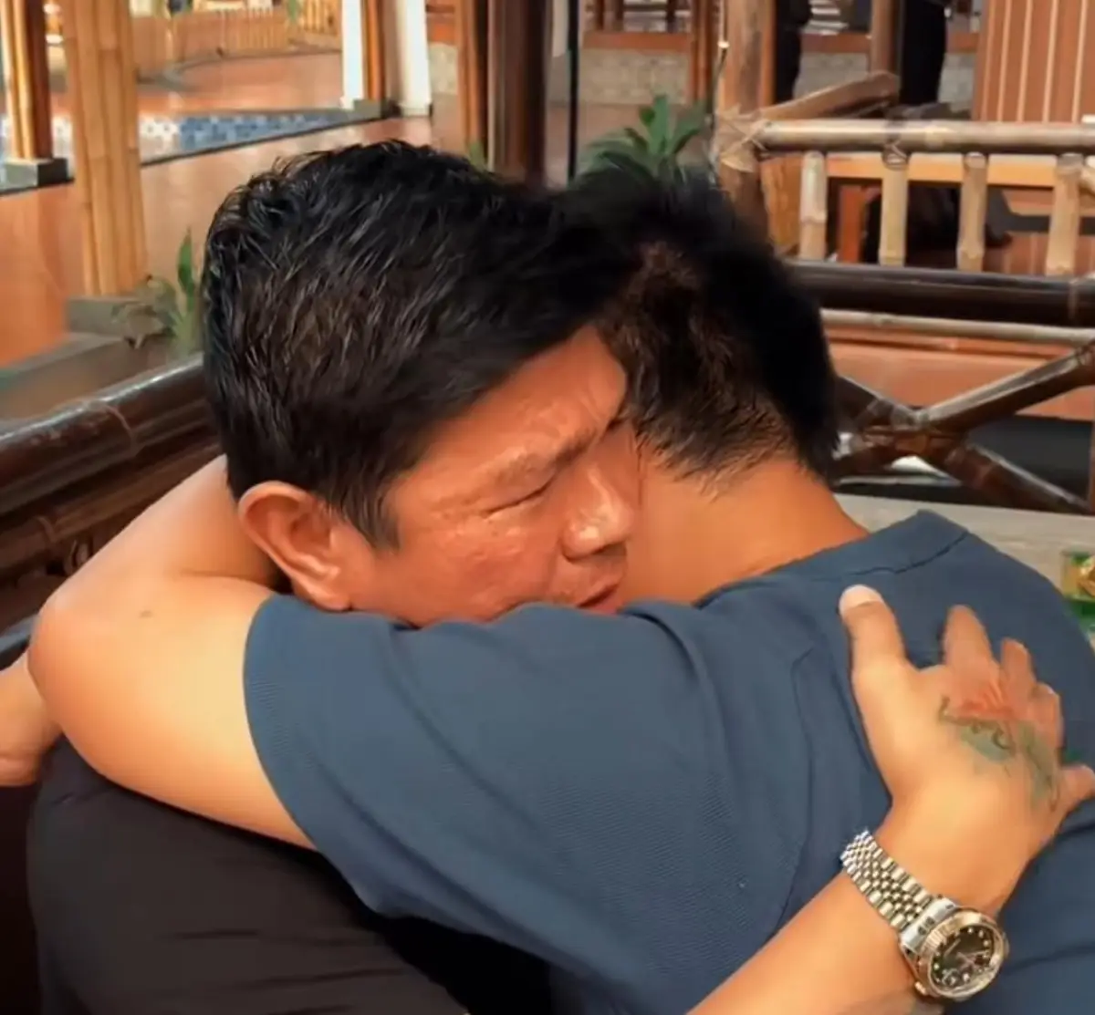 momen Andika dan Dodhy berpelukan sambil menangis usai Kangen Band sempat dibubarkan