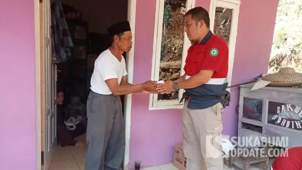 PT Sariak Minera Utami saat memberikan bantuan kepada korban kebakaran di Jampangtengah, Sukabumi. (Sumber: SU/Ragil Gilang)