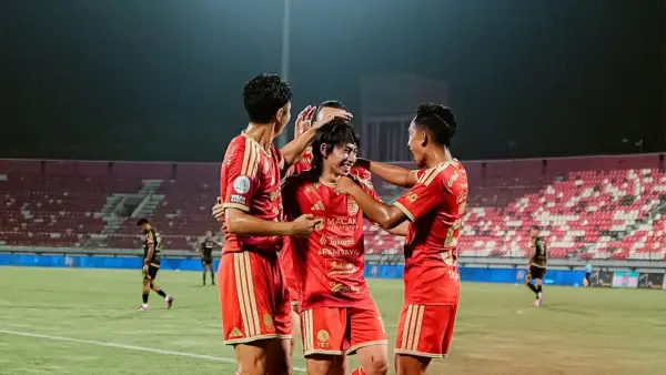 Aksi Arlyansah Abdulmanan saat membela Persija menghadapi Java United di Super League 2026/2027. (Sumber: Instagram/@persija)