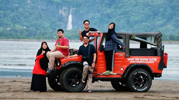 Wisatawan saat menikmati panorama Geopark Ciletuh, Kabupaten Sukabumi, melalui pengalaman Safari Off-road yang menyusuri sejumlah destinasi wisata dan jalur alam. (Sumber : Istimewa.)