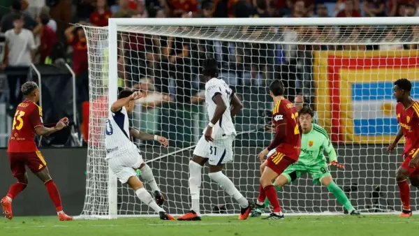 Aksi Lautaro Martinez dari Inter Milan saat mencetak gol ke gawang AS Roma di Serie A (Sumber: web/reuteus.com)
