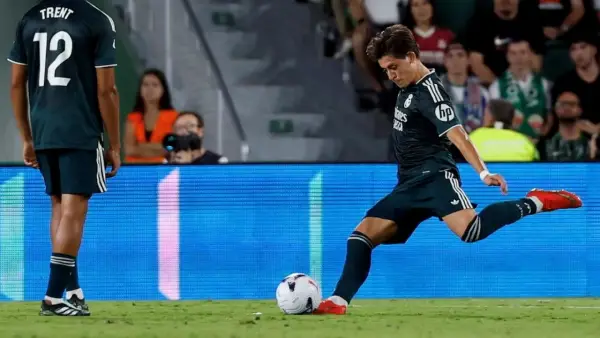 Aksi Arda Guler melakukan eksekusi tendangan bebas saat membela Real Madrid di La Liga 2026/2027. (Sumber: web/en.as.com)