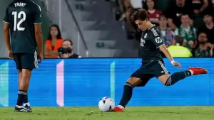 Aksi Arda Guler melakukan eksekusi tendangan bebas saat membela Real Madrid di La Liga 2026/2027. (Sumber: web/en.as.com)