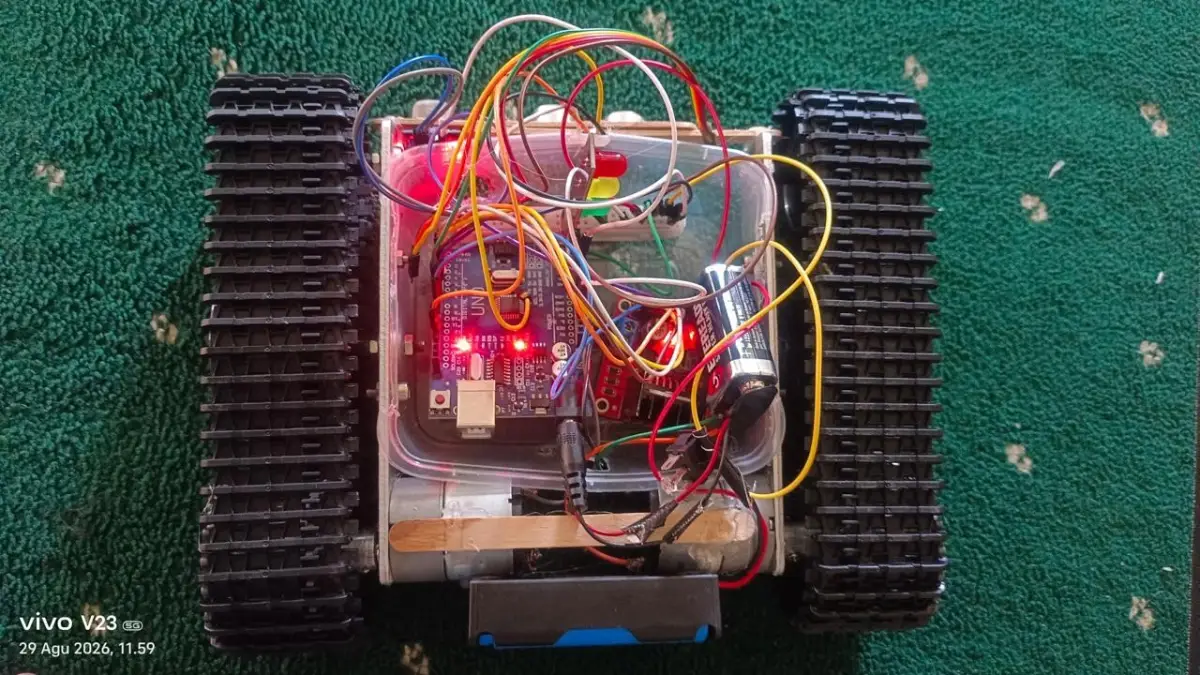 Robot hasil inovasi dua pelajar SMPIT Adzkia 1 Sukabumi, Moch Faza Aunillah Zakaria dan Khaleed Naushad Fauzi. | Foto: SMPIT Adzkia 1 Sukabumi