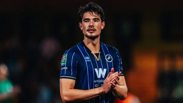 Aksi Elkan Baggot saat membela Millwall FC di Divisi Championships (Sumber: Instagram/@elkanbaggott)
