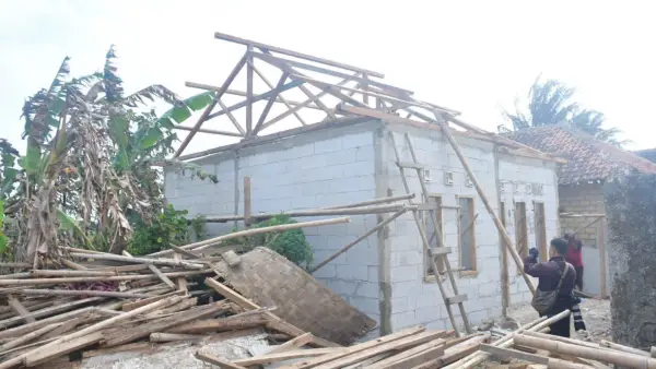 Rutilahu yang tengah ditangani Pemkab Sukabumi di Ujunggenteng. (Sumber: Diskominfosan Kab. Sukabumi)