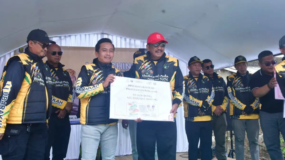 Penyerahan secara simbolis bantuan Rutilahu Kementerian PKP (BSPS) oleh Bupati Sukabumi Asep Japar.