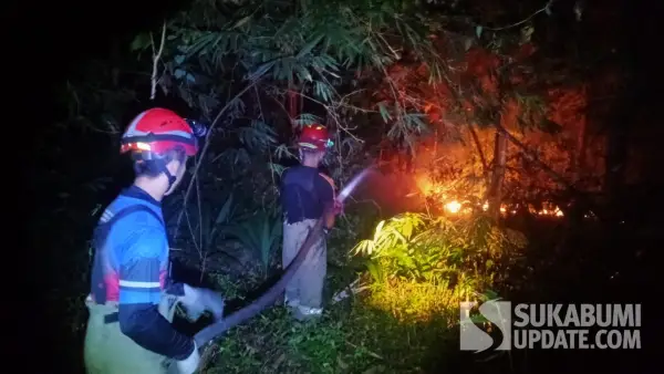 Petugas Damkar saat melokalisir api yang menghanguskan lahan alang-alang di Sampora Cikidang Sukabumi, Minggu (20/9/2026) malam. (Sumber Foto: DPKP Kab. Sukabumi)
