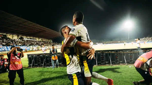 Uilliam Barros saat dipeluk Julio Cesar usai mencetak gol kemenangan Persib atas Persijap Jepara, Minggu (20/9/2026). (Sumber Foto: Persib.co.id)