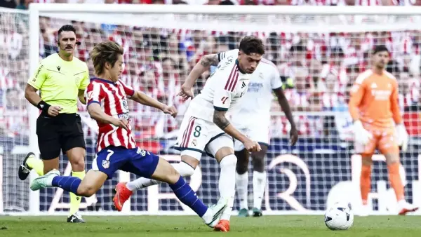 Aksi Federico Valverde saat membela Real Madrid menghadapi Atletico Madrid di La Liga 2026/2027. (Sumber: web/realmadrid.com)