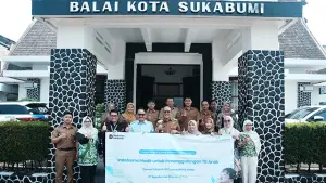 Wali Kota Sukabumi Ayep Zaki bersama Direktur PT Indofarma beserta jajaran, Kadinkes Kota Sukabumi Bersama Jajaran, dan Tim Kerja TBC Provinsi Jawa Barat. Senin (21/9/2026). (Sumber : Istimewa.).