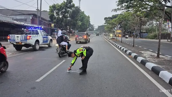 TKP kecelakaan antara pengendara motor Vixion dan Truk di Lingsel, Cibeureum, Kota Sukabumi, Senin (21/9/2026). (Sumber : Istimewa.)